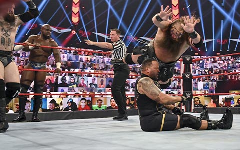 昨天RAW比赛出现意外！维京战士成员埃瓦尔比赛中受伤严重