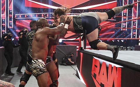 昨天RAW比赛出现意外！维京战士成员埃瓦尔比赛中受伤严重