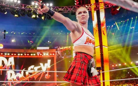 十字固女王隆达·罗西出席WWE活动，离回归只差一步？