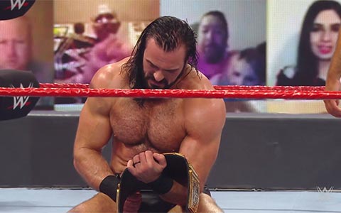 WWE昨天德鲁对战兰迪那场比赛居然是文斯亲自安排，而且德鲁使用的那把剑来历不凡！