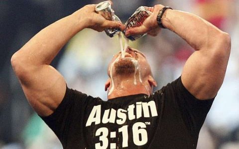 WWE中唯一的特例？冷石奥斯汀每次在擂台上都是真喝啤酒的吗？