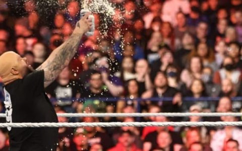 WWE RAW 第1504期：凯文欧文斯模仿冷石奥斯汀，并且嘲讽他