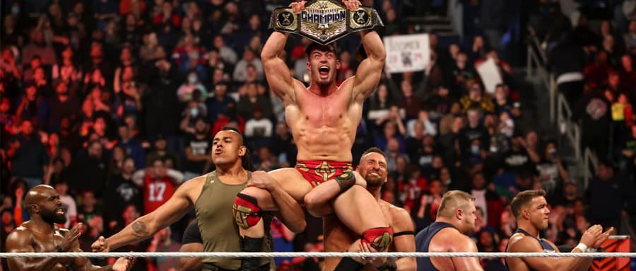 WWE RAW 第1508期：在与芬巴洛尔的美国冠军争夺战中，理论将冠军带回给麦克曼先生