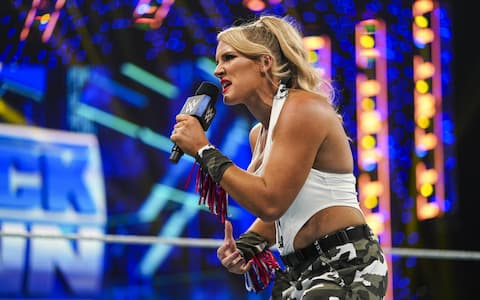 莱西埃文斯在WWE SmackDown节目中变身反派并攻击阿利亚
