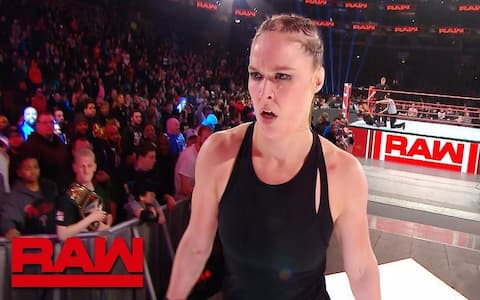 妮基ASH称隆达罗西在WWE RAW上逃脱殴打是 "幸运的"
