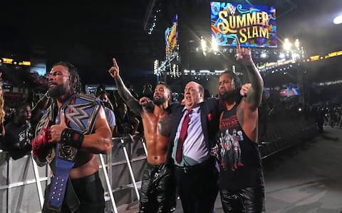 5届WWE洲际冠军在夏季狂潮大赛中罗曼战胜大布后对罗曼表示赞赏