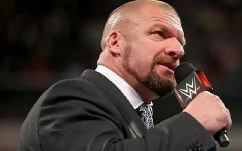 WWE在RAW上暗示将近2年后一个主要派系的重聚，以对抗血统