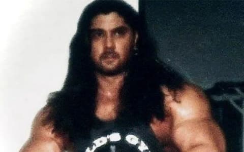 你没见过的巴蒂斯塔！WWE老将巴蒂斯塔晒出一张齐肩头发的复古照片