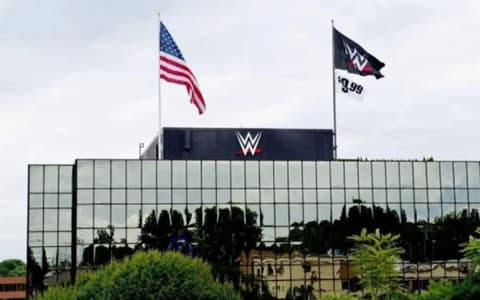 六届WWE冠军与WWE重新签约，自2012年以来首次对摔跤发表评论