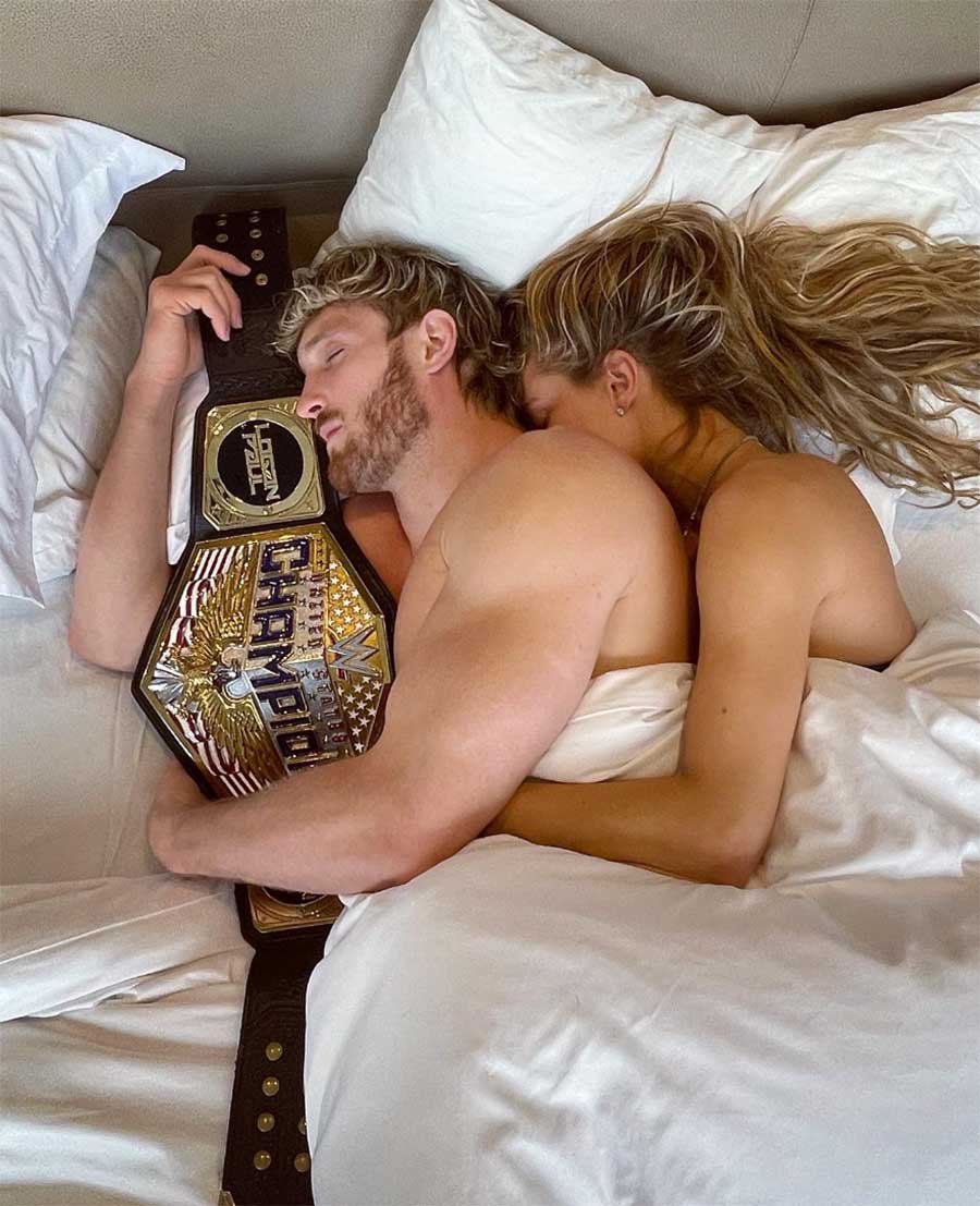 照片：洛根·保罗大肆炫耀WWE美国冠军头衔，称其为“冠军生活”