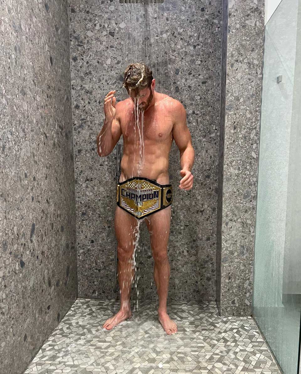 照片：洛根·保罗大肆炫耀WWE美国冠军头衔，称其为“冠军生活”