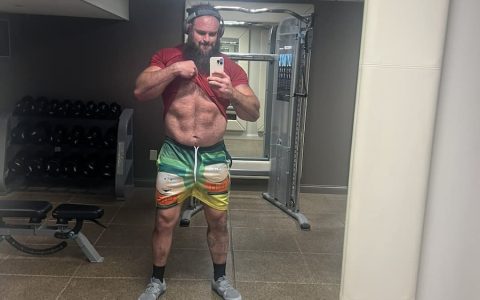 布朗斯图曼发布健身照暗示回归WWE
