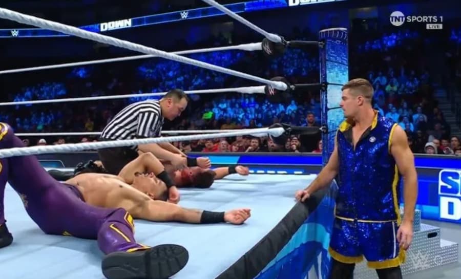 今天SmackDown比赛上奥斯汀理论动作失误，导致受伤终止比赛