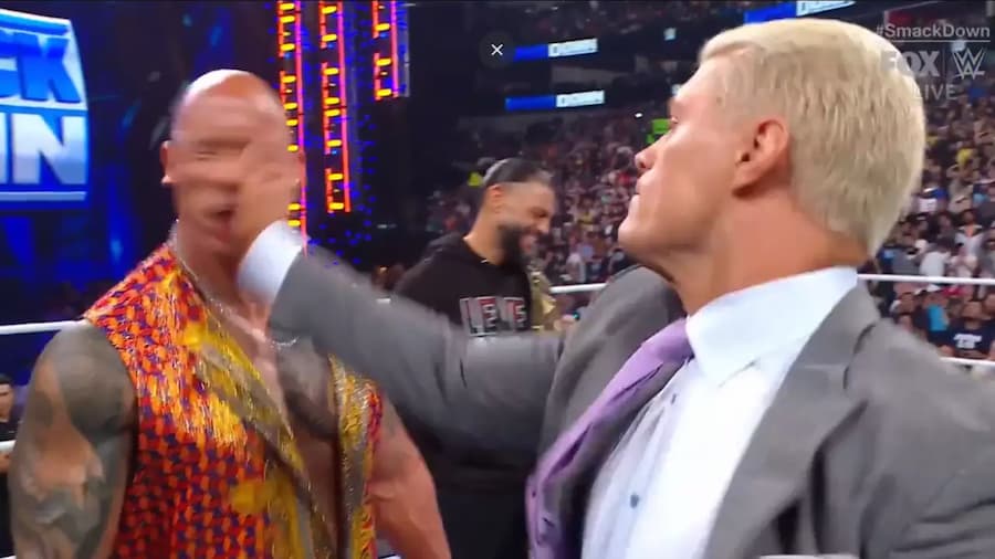 今天SmackDown上科迪罗兹掌掴巨石强森，强森没回应就结束了比赛